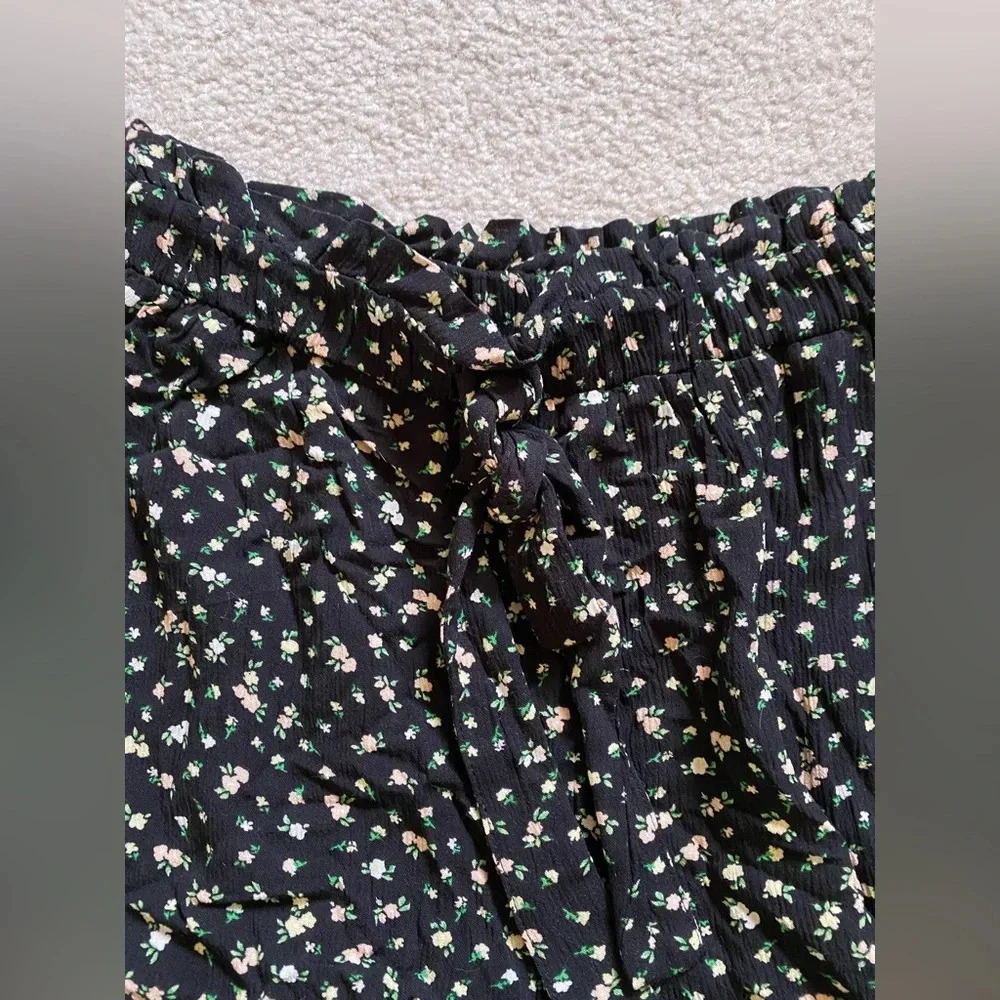 Black and cream flower shorts - Picture 3 of 4